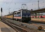 110 043-6 mit geschlossenen ARS-Autotransportwagen im Hauptbahnhof Bremen.