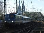 E-LOK 110 428-O DER TRI IN KÖLN-DEUTZ/MESSE
Ähnlich wie Armin Schwarz war auch ich am 16.2.2019  etwas  überrascht,als ich
in KÖLN-DEUTZ E-110 428-O mit Leerwagen über die Hohenzollernbrücke anrollen
sah- hatte eigentlich auf die Ausfahrt des THALYS gewartet,den ich unbedingt
vor dem Dom fotografieren wollte.....