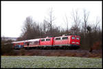 110116 war zusammen mit 110210 am 23.01.2005 vor dem Schnee Express im Einsatz. Hier erreicht der Zug gerade auf der Fahrt nach Hamburg die Landesgrenze von Niedersachsen bei Natrup Hagen.