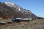 110 248 mit einem  Ski-Sonderzug  am 12. Februar 2022 bei Niederaudorf im Inntal.