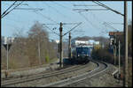 Der zweite Eishockey-Sonderzug des Tages, 03.03.024, DPE 5661 Landshut – Bad Nauheim, gezogen von der Kasten 10er 110 278-9 (Centralbahn), rollt pünktlich aus Rottendorf kommend die Rampe nach Würzburg Hbf hinunter. Der EV Landshut und EC Bad Naumheim trennten sich am Ende unentschieden 3:3.
