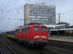 Die 110 209-4 mit hollndischen Wagen in Essen Hbf.auf dem Weg
in den Dortmunder Bbf. beim Nothalt in Essen Hbf.(19.07.2008