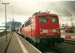 110 275 mit einem Autozug im Juni 2001 im Fhrhafen Mukran.