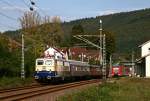 Am 26. September 2009 ist 110 1239 mit dem E 93256 von Heilbronn nach Heidelberg in Neckarhausen (bei Neckarsteinach) unterwegs – aufgrund des rechts zu sehenden 425 kam ich hier dann doch etwas ins Schwitzen... ;-)