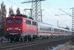 Die 110 200-3 ersetzt eine 101er und zieht den IC 135 von Luxemburg nach Norddeich Mole in Andernach am 18.12.2010