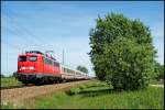 Ein knappes Jahr vor ihrer Zerlegung ist 110 200-3 am 06.06.2010 mit IC 1809 (1819) von Wolgast (Binz) nach Köln in Höhe der Ortschaft Kummerow unterwegs.