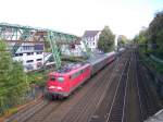 110 201 ist am 21.10.04 mit einem Zug der Linie RB 48 in Wuppertal-Oberbarmen neben der berhmten Schwebebahn unterwegs.