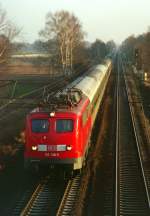 110 138 mit RE 3220 (Uelzen–Hamburg) am 30.12.1998 zwischen Bardowick und Radbruch