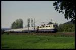 110274 am 16.5.1989 bei Natrup Hagen mit dem D 433 nach Flensburg auf der Rollbahn nach Osnabrück unterwegs.