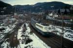 Als 110 162-5 Ende der 1990er Jahre den Bahnhof Altenhundem verlässt, erinnern die Gleisanlagen noch daran, dass er früher einer der wichtigen Betriebsmittelpunkte der Ruhr-Sieg-Strecke war.