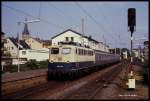 110134 fährt am 27.8.1990 um 15.19 Uhr in Paderborn HBF mit einem Eilzug nach Münster ein.