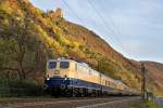 Hier kommt am 08.11.20105 DPF 61716 nach Assmanshausen-Köln Hbf in Form von E10 1239 und dem Rheingold der Eisenbahnfreundeskreis Köln bei Kamp-Bornhofen.