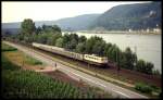110264 war am 20.6.1993 um 7.33 Uhr bei Rheinbrohl mit dem 6318 nach Köln unterwegs.