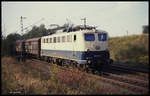 Güterzüge bespannt mit der Baureihe 110 waren 1989 nicht unbedingt an der Tagesordnung. Hier hat 110101 einen am Haken und ist am 25.10.1989 um 12.29 Uhr damit bei Eilendorf in Richtung Köln unterwegs.