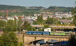 110 292  Dein Supermarkt im Zug  mit einzelnem Wittenberger Steuerwagen am 16.07.2022 auf der Rosensteinbrücke in Stuttgart-Bad Cannstatt.