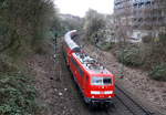 111 114 DB kommt mit dem RE4 von Dortmund-HBf nach Aachen-Hbf und kommt aus Richtung Neuss-Hbf,Mönchengladbach-Hbf,Rheydt-Hbf,Wickrath,Beckrath,Herrath,Erkelenz,Baal,Hückelhoven-Baal,Brachelen,Lindern,Süggerrath,Geilenkirchen,Frelenberg,Zweibrüggen,Übach-Palenberg,Rimburg,Finkenrath,Hofstadt,Herzogenrath, Kohlscheid,Richterich,Laurensberg,Aachen-West,Aachen-Schanz und fährt in Richtung Aachen-Hbf.
Aufgenommen von einer Brücke von der Weberstraße in Aachen. 
Bei Wolken am Nachmittag vom 17.3.2017.