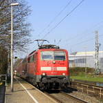 111 112 DB kommt die Kohlscheider-Rampe hoch aus Richtung Neuss,Herzogenrath mit mit dem RE4 aus Dortmund-Hbf nach Aachen-Hbf und fährt durch Kohlscheid in Richtung Richterich,Laurensberg,Aachen-West,Aachen-Schanz,Aachen-Hbf. 
Aufgenommen vom Bahnsteig 2 in Kohlscheid. 
Bei schönem Sonnenschein am Nachmittag vom 28.3.2017.