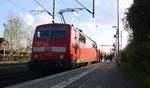 Ein Nachschuss von der 111 113 DB schiebt den RE4 aus Dortmund-Hbf nach Aachen-Hbf und kommt aus Richtung Neuss-Hbf,Mönchengladbach-Hbf,Rheydt-Hbf,Wickrath,Beckrath,Herrath und hält in Erkelenz und fährt dann weiter in Richtung Baal,Hückelhoven-Baal,Brachelen,Lindern,Süggerrath,Geilenkirchen,Frelenberg,Zweibrüggen,Übach-Palenberg,Rimburg,Finkenrath,Hofstadt,Herzogenrath, Kohlscheid,Richterich,Laurensberg,Aachen-West,Aachen-Schanz,Aachen-Hbf. 
Aufgenommen vom Bahnsteig 1 in Erkelenz. 
Bei Sonne und Wolken am Nachmittag vom 2.4.2017.