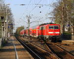 Ein Nachschuss von der 111 147-5 DB schiebt den RE4 aus Aachen-Hbf nach Düsseldorf-Hbf und kommt aus Richtung Aachen-West,Laurensberg,Richterich, und fährt durch Kohlscheid in Richtung Herzogenrath,Mönchengladbach,Neuss. 
Aufgenommen vom Bahnsteig 2 in Kohlscheid. 
Bei schönem Frühlingswetter am Abend vom 9.4.2017.