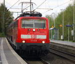 111 028 DB kommt mit einem RE4 von Düsseldorf-Hbf nach Aachen-Hbf und kommt aus Richtung Neuss-Hbf,Mönchengladbach-Hbf,Rheydt-Hbf,Wickrath,Beckrath,Herrath und fährt in Erkelenz ein und