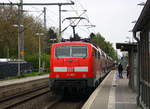 Ein Nachschuss von der 111 093 DB schiebt den RE4 aus Aachen-Hbf nach Düsseldorf-Hbf und kommt aus Richtung Aachen-Hbf,Aachen-Schanz,Aachen-West,Laurensberg,Richterich,Kohlscheid,Herzogenrath,Palenberg,Zweibrüggen,Frelenberg,Geilenkirchen,Süggerath,Lindern,Brachelen,Hückelhoven-Baal,Baal und hält in Erkelenz und fährt dann weiter in Richtung Herrath,Beckrath,Wickrath,Rheydt-Hbf,Mönchengladbach-Hbf. Aufgenommen vom Bahnsteig 2 in Erkelenz.
Bei Wolken am Nachmittag vom 14.4.2017.