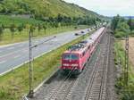 111 203 zog am 12.8.09 vier Bn-Wagen als RB nach Gemünden. Links die Bundesstraße B8, rechts vom Bildrand fließt der Main.