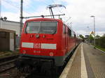 Ein Nachschuss von der 111 111  DB schiebt den RE4 aus Aachen-Hbf nach Düsseldorf-Hbf und kommt aus Richtung Aachen-Hbf,Aachen-Schanz,Aachen-West,Laurensberg,Richterich,Kohlscheid,Herzogenrath,Palenberg,Zweibrüggen,Frelenberg,Geilenkirchen,Süggerath,Lindern,Brachelen,Hückelhoven-Baal,Baal und hält in Erkelenz und fährt dann weiter in Richtung Herrath,Beckrath,Wickrath,Rheydt-Hbf,Mönchengladbach-Hbf. Aufgenommen vom Bahnsteig 2 in Erkelenz. 
Bei Sonne und Wolken am Nachmittag vom 22.4.2017.