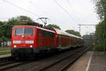 111 158 DB  kommt mit einem Verstärkerzug von Düsseldorf-Hbf nach Aachen-Hbf  und kommt aus Richtung Neuss-Hbf,Mönchengladbach-Hbf,Rheydt-Hbf,Wickrath,Beckrath,Herrath,Erkelenz,Baal,Hückelhoven-Baal,Brachelen und fährt in Lindern ein und fährt dann weiter in Richtung Süggerath,Geilenkirchen,Frelenberg,Zweibrüggen,Übach-Palenberg,Rimburg,Finkenrath,Hofstadt,Herzogenrath, Kohlscheid,Richterich,Laurensberg,Aachen-West,Aachen-Schanz,Aachen-Hbf. Aufgenommen vom Bahnsteig 1 in Lindern. Bei Wolken am Nachmittag vom 4.5.2017.