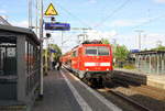 111 122 DB kommt mit dem RE4  Verstärkerzug von Düsseldorf-HBf nach Aachen-Hbf und kommt aus Richtung Neuss-Hbf,Mönchengladbach-Hbf,Rheydt-Hbf,Wickrath,Beckrath,Herrath und fährt in Erkelenz ein und fährt dann weiter in Richtung Baal,Hückelhoven-Baal,Brachelen,Lindern,Süggerath,Geilenkirchen,Frelenberg,Zweibrüggen,Übach-Palenberg,Rimburg,Finkenrath,Hofstadt,Herzogenrath, Kohlscheid,Richterich,Laurensberg,Aachen-West,Aachen-Schanz,Aachen-Hbf. Aufgenommen vom Bahnsteig 1 in Erkelenz. 
Bei schönem Frühlingswetter am Abend vom 12.5.2017.