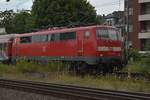 Schiebend am RE8 Verstärker nach Kaldenkirchen ist die 111 037-8 am Montagabend in Rheydt Hbf zu sehen.