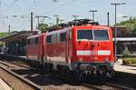 111 105 und 111 084 durchfahren am 3.7.2017 den Bochumer Hauptbahnhof in östlicher Richtung.