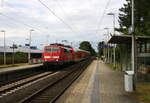111 125-1 kommt mit dem RE4 Verstärkerzug  von Düsseldorf-Hbf nach Aachen-Hbf und kommt aus Richtung Rheydt,Wickrath,Beckrath,Herrath,Erkelenz,Baal,Hückelhoven-Baal und fährt durch