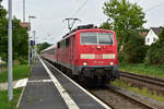 Ein selten gewordener Anblick auf der Neckartalbahn, hier ist ein lokbespannter RE3 nach Heilbronn von der 111 133-5 gezogen und mit N-Wagen gebildeter Zug bei der Durchfahrt in Offenau zu sehen.