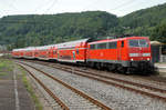 DB: RE Singen-Karlsruhe mit der 111 189 bei der Einfahrt in den Bahnhof Horb am Neckar am 30. August 2017.
Foto: Walter Ruetsch