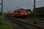 111 112 mit einem RE4 nach Aachen Hbf bei der Durchfahrt in Kleinenbroich am Abend des 9.10.2017 