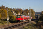 111 184 mit dem RB 59102 nach Nürnberg Hbf im letztem Abendlicht durch Hagenacker Richtung Treuchtlingen, 14.10.17