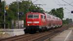 111 094 durchfährt mit einem defektem Frontscheinwerfer den Haltepunkt Bobstadt als RE 70 nach Frankfurt. Hinter dem Zug hängt noch eine weitere 111er (kalt). Aufgenommen am 22. Juni 2017.