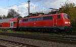 Einen RE4 nach Dortmund Hbf schiebt hier in Rheydt die 111 114-5 am Sonntag den 19.11.2017