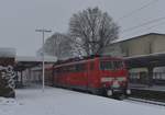 111 116 schiebt einen RE4 nach Dortmund am Sonntagmittag den 10.12.2017 aus dem Rheydter Hbf aus.