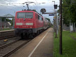Ein Nachschuss von der 111 095-6 DB schiebt den RE4 aus Aachen-Hbf nach Dortmund-Hbf und kommt aus Richtung Aachen-West,Laurensberg,Richterich, und fährt durch Kohlscheid in Richtung