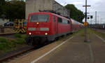 111 010 DB zieht den RE4 aus Dortmund-Hbf nach Aachen-Hbf und hält in Aachen-West und fährt in Richtung Aachen-Schanz,Aachen-Hbf. 
Aufgenommen vom Bahnsteig in Aachen-West. 
Bei Sonne und Wolken am Morgen vom 18.6.2018.