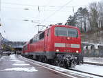 111 073 mit 4 n-Wagen (Darunter u. a. 22-35 911 und 31-34 106) als RB nach Ulm Hbf im Februar 2018 im Bahnhof Geislingen(Steige)