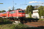 RE4 Verstärkerzug von der 111 061 nach Aachen Hbf gezogen, hier verlässt der Zug Rheydt Hbf auf Gleis 4 am Nachmittag des 21.9.2018