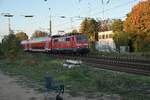 111 054 mit einem RE4 nach Aachen Hbf verlässt Rheydt Hbf am Abend des 15.10.2018