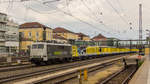 111 222-6 von railadventure mit einer Sonderleistung. Aufgenommen am 13. Mai 2018 im Bahnhof Regensburg. 