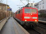 111 121 DB kommt mit dem RE4 von Dortmund-HBf nach Aachen-Hbf und kommt aus Richtung Rheydt,Wickrath,Beckrath,Herrath,Erkelenz,Baal,Hückelhoven-Baal,Brachelen,,Lindern,Süggerath,Geilenkirchen,Frelenberg,Zweibrüggen,Übach-Palenberg,Rimburg,Finkenrath,Hofstadt,Herzogenrath, Kohlscheid,Richterich,Laurensberg,Aachen-West und fährt in Aachen-Schanz ein und hält in Aachen-Schanz und fährt dann weiter in Richtung Aachen-Hbf. 
Aufgenommen vom Bahnsteig von Aachen-Schanz. 
Bei schönem Winterwetter am Kalten Morgen vom 29.1.2019.