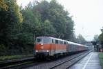 111154-1 hält mit einem Regionalzug am 28.10.2001 um 10.16 Uhr auf dem Weg nach Solingen in Haan.