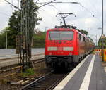 Ein Nachschuss von der 111 113 DB schiebt den RE4 aus Aachen-Hbf nach Dortmund-Hbf und kommt aus Richtung Aachen-West,Laurensberg,Richterich, und fährt durch Kohlscheid in Richtung