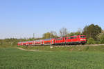 111 115 der Deutschen Bahn AG war am 20. April 2020 mit dem Reginalexpress 10450 und der 111 113 im Schlepp auf dem Weg von Düsseldorf Hauptbahnhof nach Aachen Hauptbahnhof, hier zwischen Übach-Palenberg und dem nächsten Halt Herzogenrath, unterwegs.