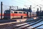 111 119 fährt im Januar 1990 in den Kölner HBF mit einer Garnitur Silberlinge ein.